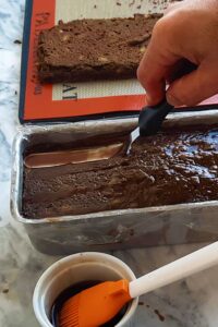 Gâteau banane matcha (sans gluten) - Place la 3e couche de cake à la banane, imbibée de sirop au café, puis étale le reste de la ganache au chocolat.