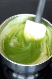 Gâteau banane matcha (sans gluten) - Fais chauffer la crème vegan juste en dessous de l’ébullition. Ajoute le colorant alimentaire.