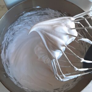Gâteau banane matcha (sans gluten) - Prépare une meringue italienne vegan : fouette la protéine de pomme de terre avec l’eau et la gomme xanthane, puis serre-la avec le sirop de sucre cuit.