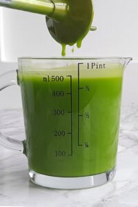 Gâteau banane matcha (sans gluten) - Mixe le chocolat blanc fondu avec la crème chaude au mixeur plongeant jusqu’à obtenir une texture lisse et brillante.