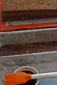 Gâteau banane matcha (sans gluten) - Prépare le moule à cake. Vaporise ou essuie une petite quantité d’huile sur la surface, puis couvre de film alimentaire.