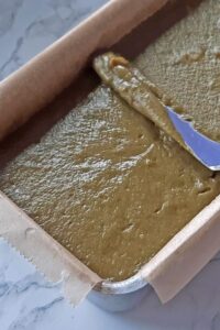 Gâteau banane matcha (sans gluten) - Verse la pâte dans le moule préparé et étale uniformément à l’aide d’une spatule.