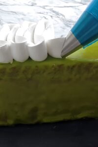 Gâteau banane matcha (sans gluten) - Utilise une douille Saint-Honoré pour pocher la garniture de meringue vegan. Regarde la vidéo pour la bonne technique de pochage.