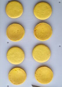 Gâteau macaron mangue framboise (sans gluten) - Associe les coques de macaron par taille, car elles n’ont pas toutes le même diamètre.