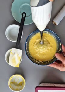 Gâteau macaron mangue framboise (sans gluten) - Mixe avec un mixeur plongeant jusqu’à obtenir une texture crémeuse.