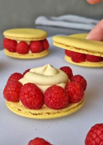 Gâteau macaron mangue framboise (sans gluten) - Recouvre avec une autre coque de macaron en appuyant délicatement pour la fixer.