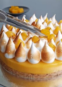 Gâteau mangue passion (sans gluten) - Remets le gâteau monté au réfrigérateur pendant au moins 30 minutes pour qu’il prenne. Décore avec des dés de mangue fraîche avant de servir.