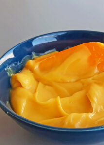 Gâteau mangue passion (sans gluten) - Transvase dans un récipient ou un bol, puis couvre de film alimentaire. Réfrigère pendant 1 h.