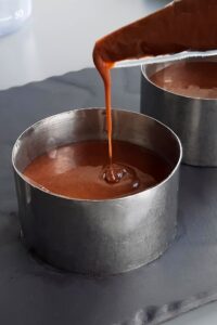 Gâteau mousse au chocolat vegan à 3 couches (sans gluten) - Verse sur la base de miettes prise et réfrigère jusqu’à ce que la mousse soit ferme.