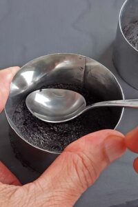 Gâteau mousse au chocolat vegan à 3 couches (sans gluten) - Tasse fermement au fond d’un cercle à gâteau chemisé d’une feuille de rhodoïd pour créer une base compacte.