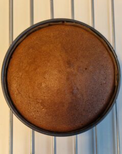 Génoise au chocolat sans gluten - Laisse refroidir la génoise avant de la couper.