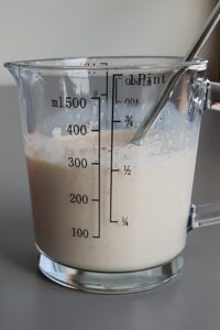 Génoise au chocolat sans gluten - Laisse reposer pendant 10 minutes pour faire cailler ou épaissir.