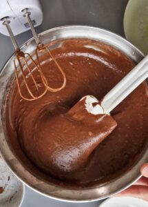 Génoise au chocolat sans gluten - Mélange avec un batteur à main jusqu’à ce que la pâte soit sans grumeaux.