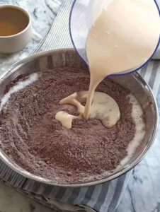 Génoise au chocolat sans gluten - Ajoute le babeurre vegan et l’huile d’olive aux ingrédients secs.