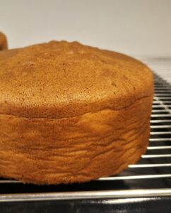 Génoise sans gluten sans gomme, sans lactose - Sors le gâteau du four et passe immédiatement un couteau fin tout autour du bord. Retourne le gâteau sur une grille pour le laisser refroidir complètement.