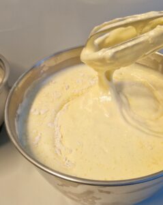 Génoise sans gluten sans gomme, sans lactose - Tamise le mélange farine-fécule sur la mousse d’œufs en trois fois. Incorpore délicatement après chaque ajout jusqu’à ce qu’il ne reste plus de traces blanches. Ne fais pas retomber les œufs.