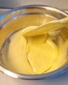 Génoise sans gluten sans gomme, sans lactose - Prélève une petite quantité de pâte à gâteau dans un petit bol et mélange-la avec l’huile de tournesol jusqu’à obtenir un mélange homogène. Incorpore délicatement ce mélange dans la pâte à gâteau.