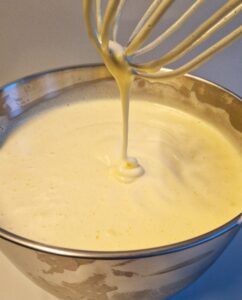 Génoise sans gluten sans gomme, sans lactose - Bats les œufs avec le sucre, le sel et l’extrait de vanille dans un grand bol. Utilise un batteur à main ou un robot pâtissier à vitesse élevée pendant 4-5 minutes, jusqu’à ce que le mélange soit jaune pâle et ait triplé de volume.