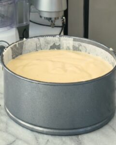 Génoise sans gluten sans gomme, sans lactose - Verse la pâte à gâteau dans le moule préparé. Fais cuire pendant 40-45 minutes. Le gâteau est cuit lorsque le dessus est doré et reprend sa forme quand tu le touches légèrement.