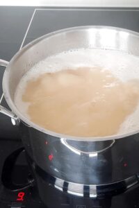 Glaçage miroir vegan (sans gluten) - Ajoute le mélange de pectine et de sucre à la crème chaude, puis porte-le à ébullition jusqu’à 102°C.