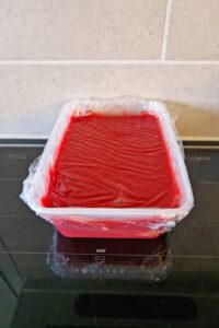 Glaçage miroir vegan (sans gluten) - Couvre la surface avec du film alimentaire.