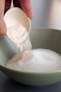 Glaçage miroir vegan (sans gluten) - Mélange la pectine NH et le sucre.