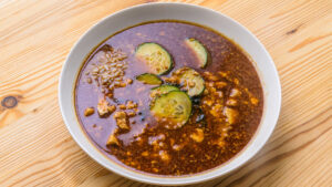 Hiyajiru - Verser le bouillon froid par-dessus.