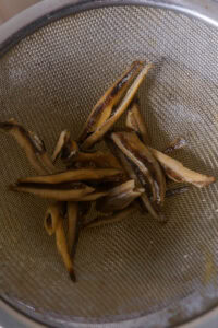 Hiyajiru - Filtrer pour obtenir le dashi.