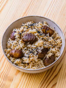 Kuri gohan (riz japonais aux châtaignes) - Répartir dans des bols et parsemer de graines de sésame noir grillées.