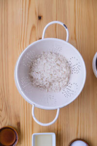 Kuri gohan (riz japonais aux châtaignes) - Laver le riz au moins 30 minutes à l'avance, le verser dans une passoire et bien le laisser égoutter.