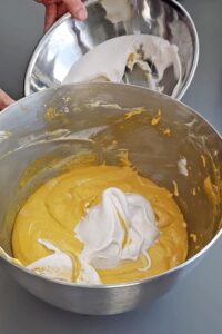 Macarons sans lactose à la crème au citron (sans gluten) - Ajoute 1/3 de meringue à la pâte d’amande, puis fouette à vitesse lente jusqu’à complète incorporation.