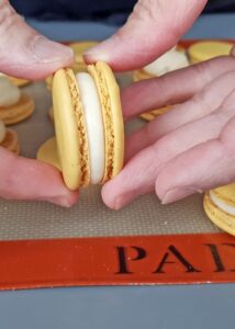 Macarons sans lactose à la crème au citron (sans gluten) - Pose l’autre coque par-dessus, puis appuie légèrement pour étaler la crème au citron.