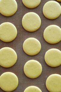 Macarons sans lactose à la crème au citron (sans gluten) - Laisse croûter les coques 30-60 minutes, selon l’humidité de ta cuisine.