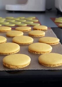 Macarons sans lactose à la crème au citron (sans gluten) - Laisse refroidir avant de les décoller du tapis en silicone ou du papier cuisson.