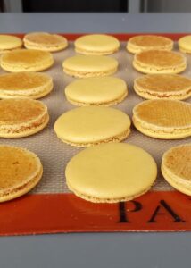 Macarons sans lactose à la crème au citron (sans gluten) - Associe les coques par taille, puis dispose les paires en alternance sur une plaque, l’une face vers le haut et l’autre face vers le bas.