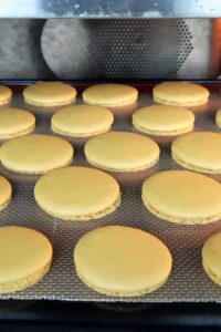 Macarons sans lactose à la crème au citron (sans gluten) - Quand les coques sont assez sèches, fais cuire à 150°C pendant 16–18 minutes, selon la taille.