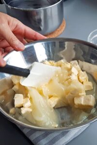 Macarons sans lactose à la crème au citron (sans gluten) - Incorpore le beurre vegan froid en mixant jusqu’à obtenir une texture lisse.