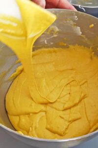 Macarons sans lactose à la crème au citron (sans gluten) - Incorpore le reste de la meringue italienne en 2 fois jusqu’à atteindre le stade du ruban.