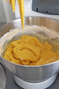 Macarons sans lactose à la crème au citron (sans gluten) - Mélange le mélange farine d’amande avec le blanc d’œuf au batteur muni de la feuille jusqu’à former une pâte.