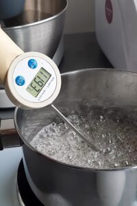 Macarons sans lactose à la crème au citron (sans gluten) - Fais bouillir l’eau et le sucre dans une petite casserole jusqu’à atteindre 118-120°C.