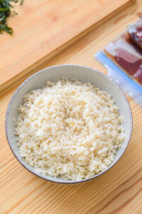 Maguro Zuke Don - Répartir le riz dans un bol.