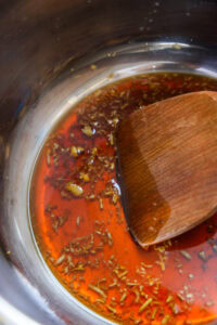 Maguro Zuke Don - Ajouter la sauce soja et le gingembre, mélanger pour obtenir la marinade.