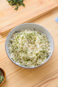 Maguro Zuke Don - Déposer le nori émincé sur le riz.
