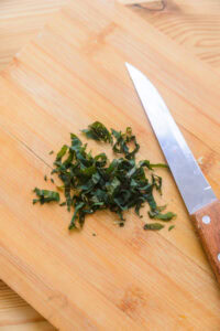 Maguro Zuke Don - Ciseler le shiso en fines lanières.