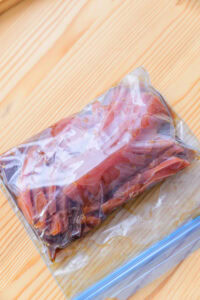 Maguro Zuke Don - Mettre le thon et la marinade dans un sac de congélation.