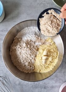 Mélange de farines sans gluten sans gomme, sans tapioca - Pèse soigneusement les ingrédients et réunis-les dans un bol.