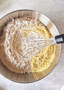 Mélange de farines sans gluten sans gomme, sans tapioca - Mélange très bien à l’aide d’un fouet.