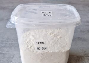 Mélange de farines sans gluten sans gomme, sans tapioca - Conserve le reste ou l’excédent de mélange de farines dans un récipient étiqueté.