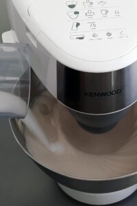 Meringue vegan aux protéines de pomme de terre (sans gluten) - Ajoute le sucre une cuillère à la fois. Augmente la vitesse au maximum jusqu’à ce que la meringue soit brillante et forme des pics fermes. Cela peut prendre 6-10 minutes.
