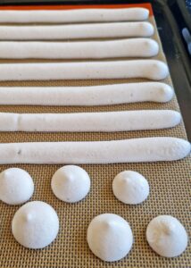 Meringue vegan aux protéines de pomme de terre (sans gluten) - Poche la meringue selon la forme souhaitée. Selon la taille, fais cuire 1 à 1,5 heure dans un four préchauffé à 105°C ou jusqu’à ce qu’elle soit totalement sèche.